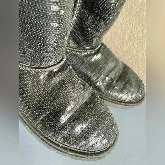 Winter Boots UGG Classic Short Cosmos Girls Sequin Boots Size 4 Youth - Picture 5 of 8